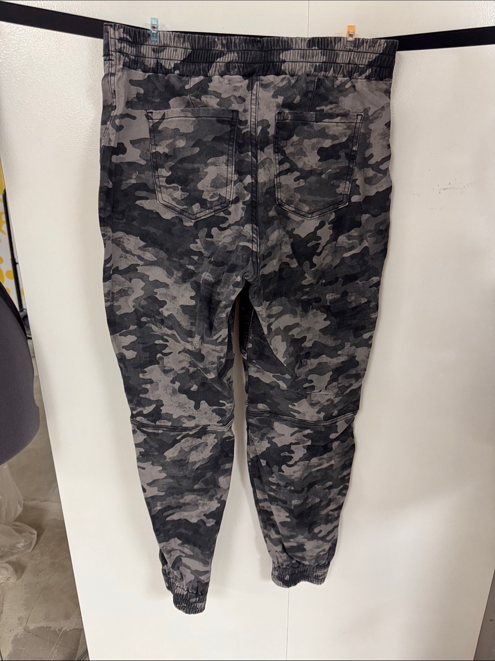 Spanx Stretch Twill Cargo Jogger Camo Gray & Black - Picture 3 of 8